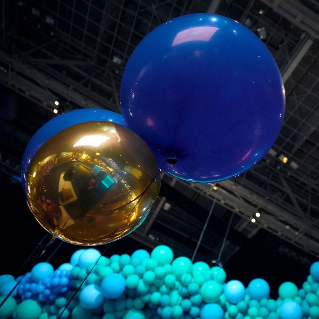 JavaZone 2019, nærbilde av ballonger i gull og blå, samt ballonger i bakgrunnen